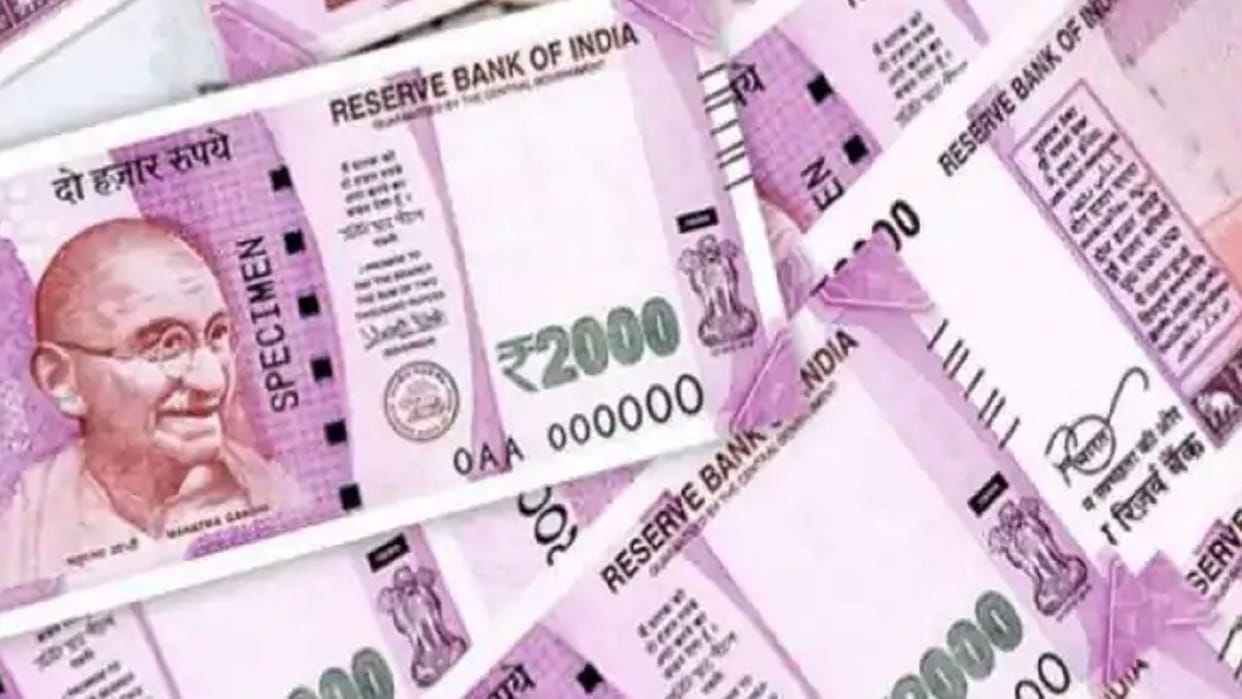 Kanpur: Two hundred crore pink notes deposited in banks on the second day