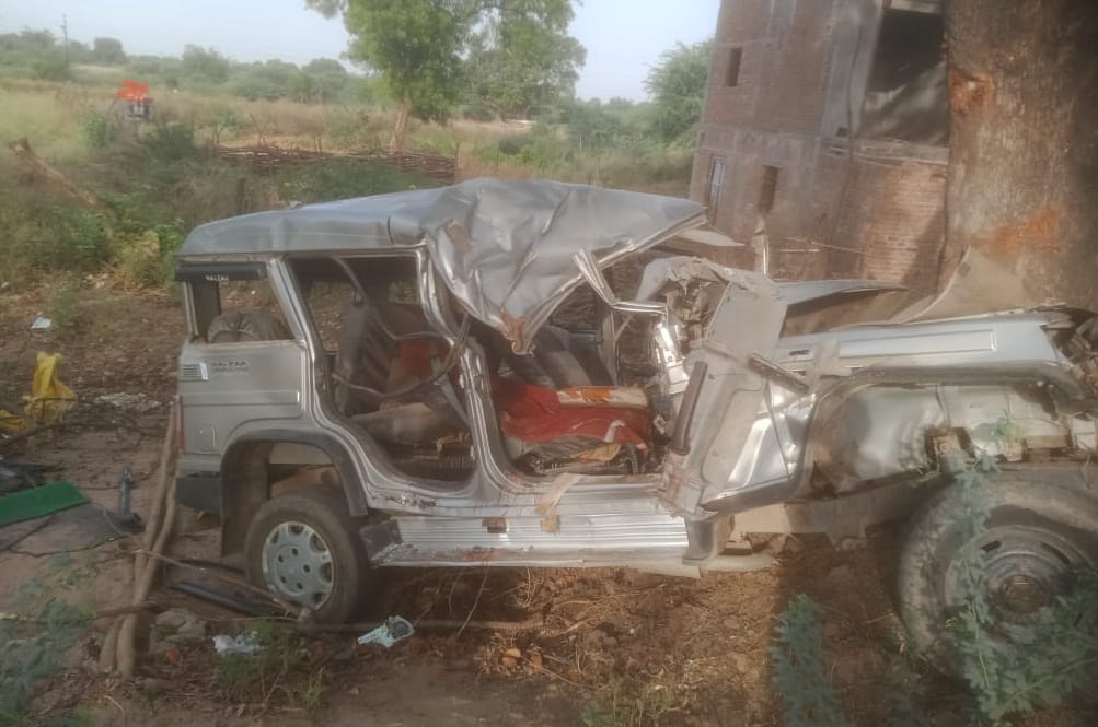 Speed became death in Banda accident, Bolero flew away, bodies of two including driver were cut out