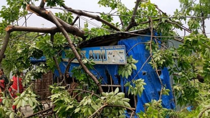 many died and injured after light fall in kushinagar during rain