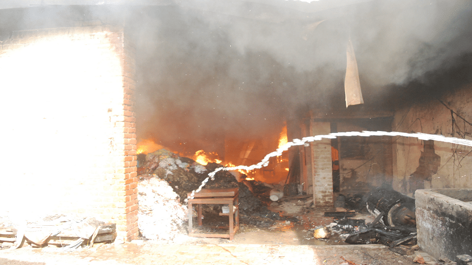 fire broke out in cotton waste factory in Amroha due to short circuit