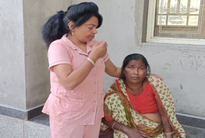The poor woman kept sitting with the dead body of her son all night.