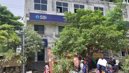 People of Lucknow deposited 120 crore notes in banks.