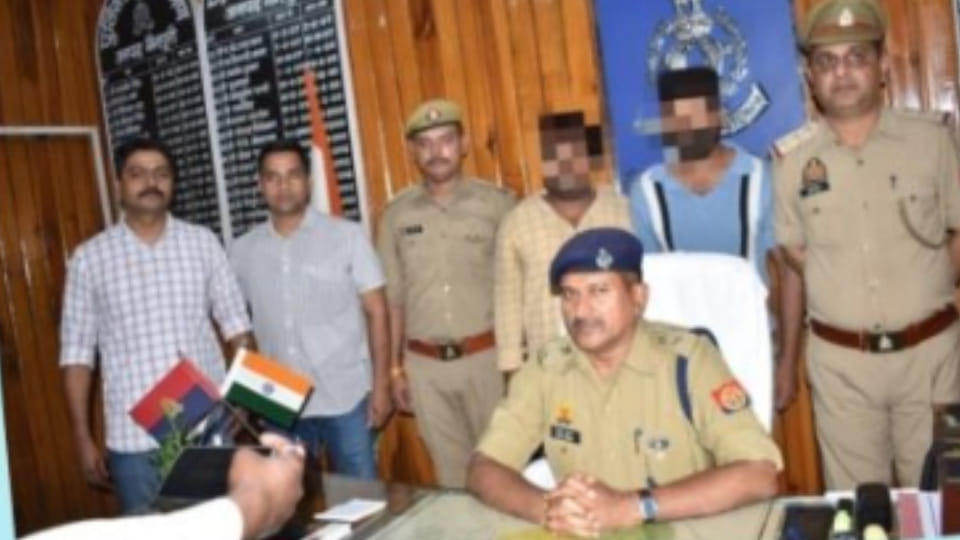 Police arrested two miscreants who stole money from account by changing ATM card in Mainpuri