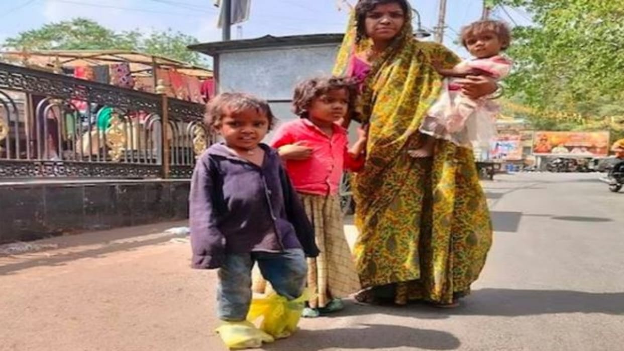 MP News tribal woman wore polythene on her feet to save her son from getting scorched In Sheopur