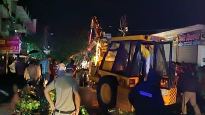पेड़ को काटकर नीचे दबे लोगों को निकालने में जुटी टीम
