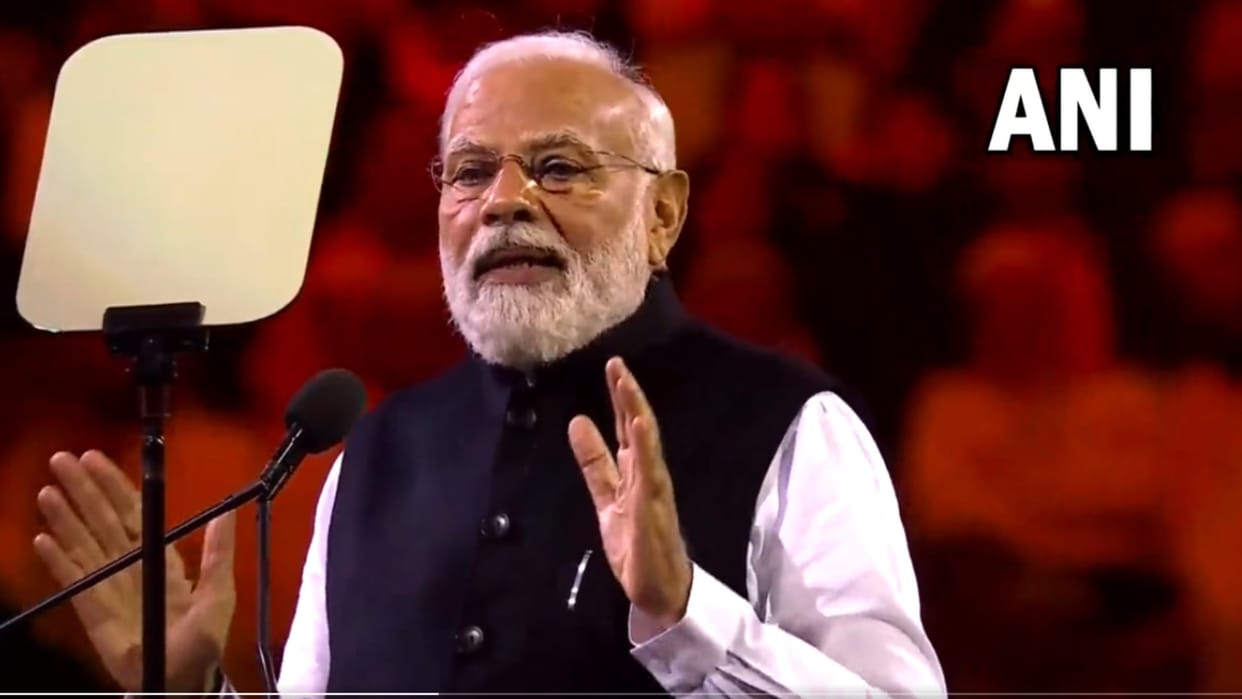 CM Yogi said, India is overwhelmed by Papua New Guinea's PM honoring Modi by touching his feet