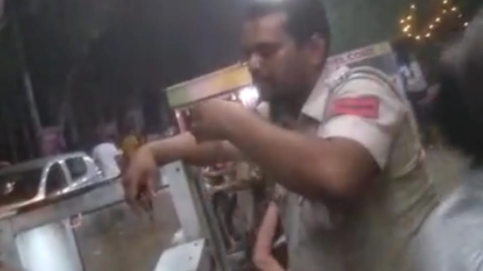 video of homeguard jawan in gurdaspur going viral on social media