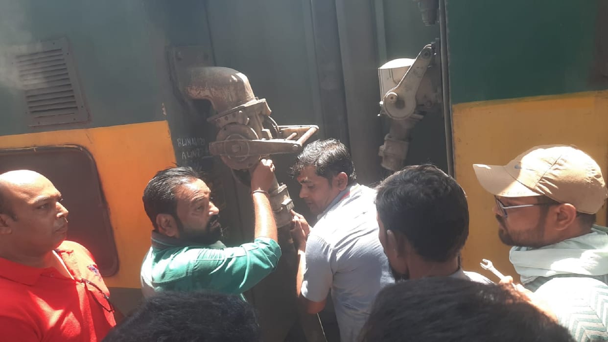 Fire in Garib Rath train in raipur, railway officials reached the spot, relief work continues