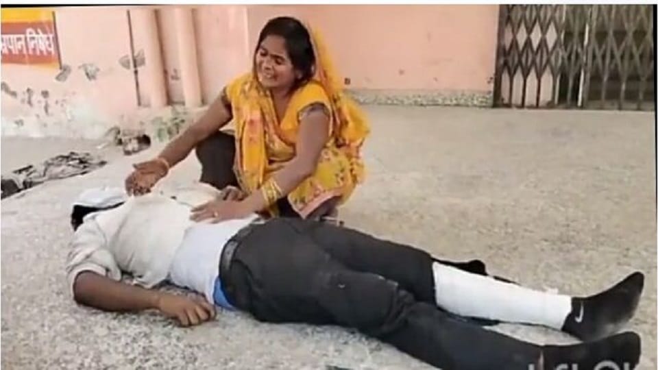 echo of keeping the dead body on the ground reached the government