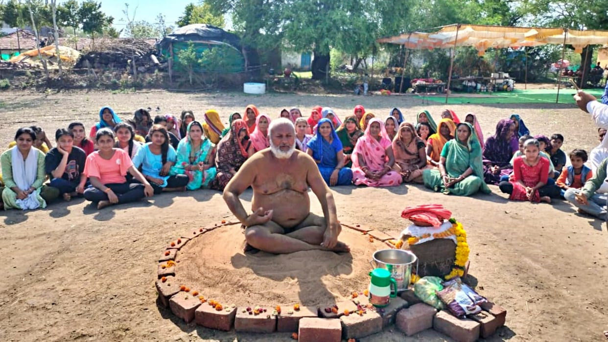 Sehore News Hundreds of devotees arriving to see tenacity of Pagal Baba in the hot sun