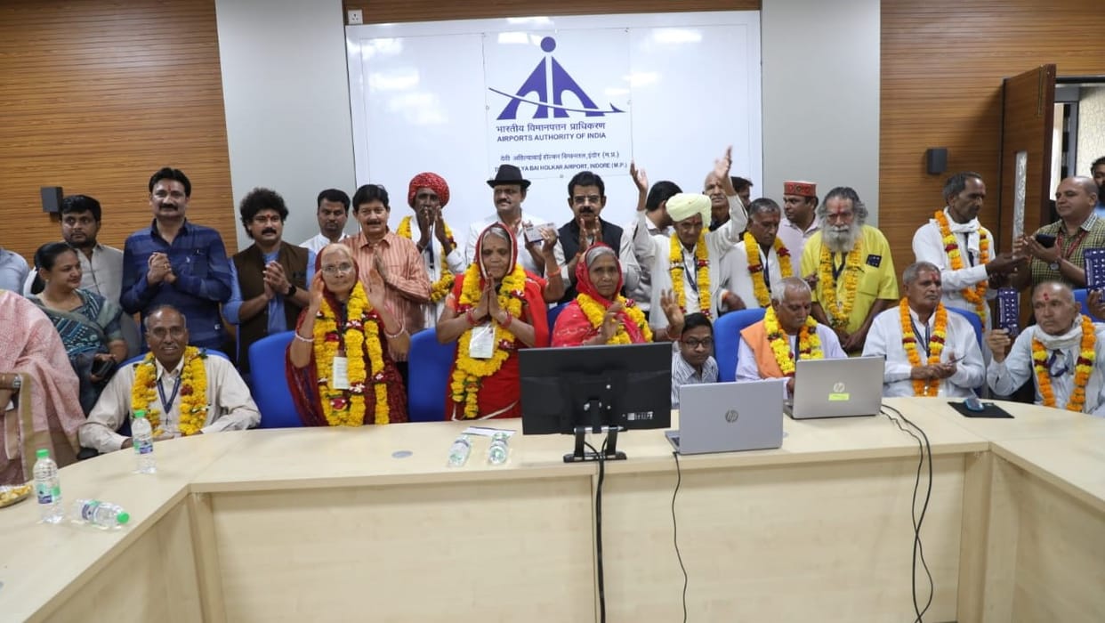 Sent 32 elders to Shirdi from Indore airport, pilgrimage started for the first time by plane