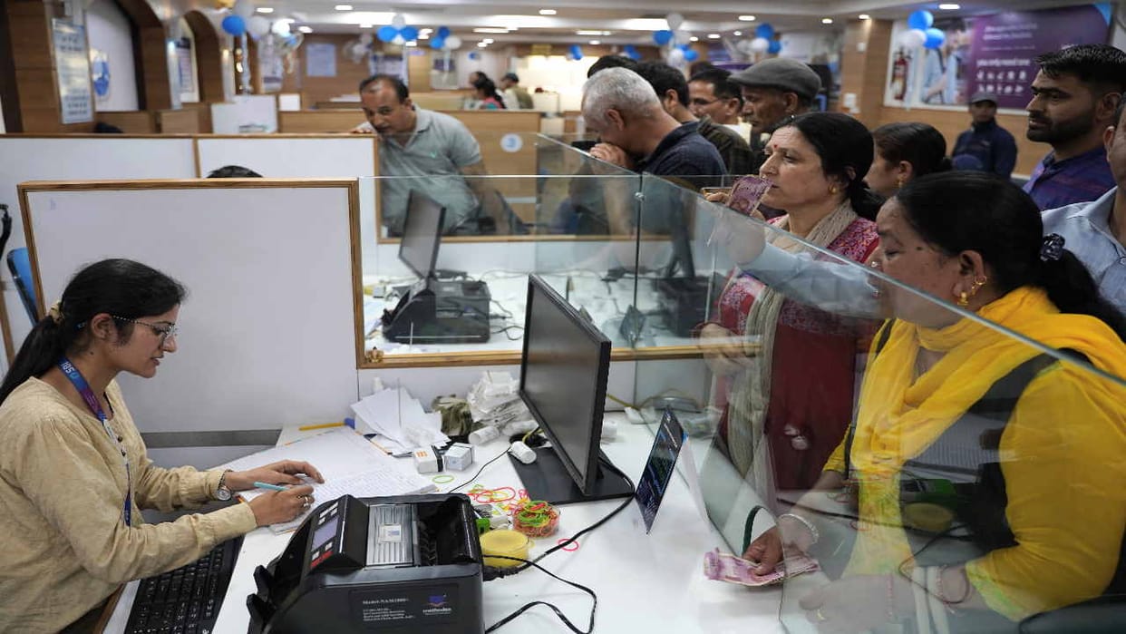 People reached the banks to exchange or deposit  two thousand rupeess notes, State Bank set up a special count