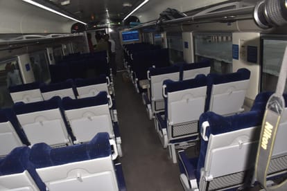 People gathered to see Vande Bharat, will not stop at Ghaziabad and Muzaffarnagar stations