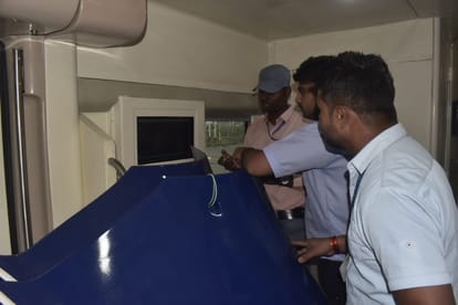 People gathered to see Vande Bharat, will not stop at Ghaziabad and Muzaffarnagar stations