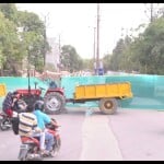 Agra;- आवास विकास की मेन रोड को बिना सूचना के बंद कर दिया गया। लोगों को परेशानी का सामना करना पड़ा।
