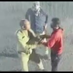 सुरक्षाकर्मी से मारपीट करते चोरी के आरोपी।