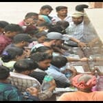 ताजमहल परिसर में पानी के लिए जूझते पर्यटक