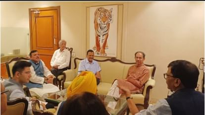 Politics: उद्धव ठाकरे से मिले दिल्ली सीएम केजरीवाल, केंद्र के अध्यादेश के खिलाफ समर्थन की मांग Delhi CM Kejriwal will meet Uddhav Thackeray today seeking support against Centre ordinance