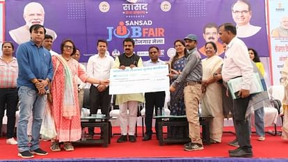 Indore: सरकारी जॉब फेयर में 900 से ज्यादा उम्मीदवारों को मिले ऑफर, दृष्टिबाधित एवं दिव्यांगों का भी ह government job fair indore