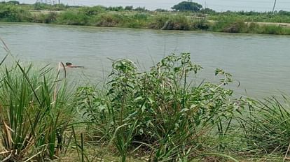 young man jumped by parking scooty on banks of canal In Mainpuri divers started searching