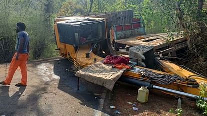 Damoh News: Poklen machine overturned on Damoh-Chhatarpur road, road to Bageshwar Dham closed
