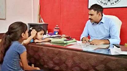 Gwalior: पिता की शिकायत करने थाने पहुंची मासूम बालिकाएं, बोलीं- मम्मी को मारते हैं पापा, आप गिरफ्तार कर लो Innocent girls reached the police station to complain about their father in Gwalior