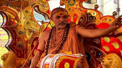 Chhindwara: ज्योतिष पीठ के शंकराचार्य पहुंचे छिंदवाड़ा, गुरुवार को बड़ी माता मंदिर निर्माण की रखेंगे आधारशिला Shankaracharya Avimukteshwaranand was welcomed from Chaurai to Chhindwara