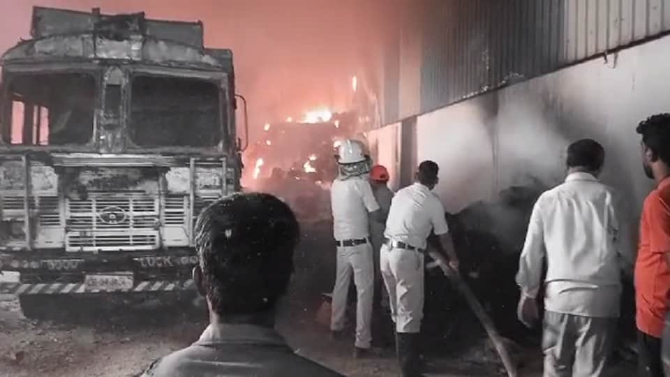 आग पर काबू पाने में जुटे दमकलकर्मी