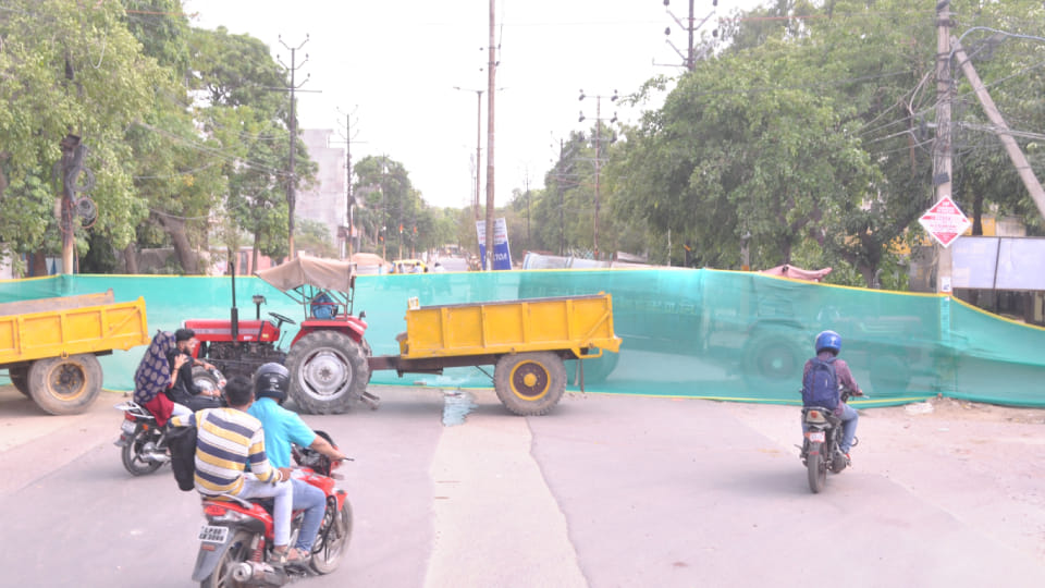 Jal Nigam closed road without any information and dug it In Agra people had to face problems due to this