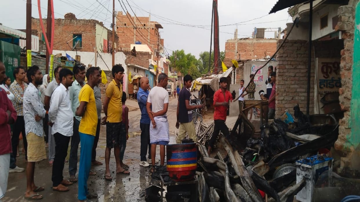 Goods worth lakhs burnt due to fire in hardware shop, incident happened in Naini's Arail