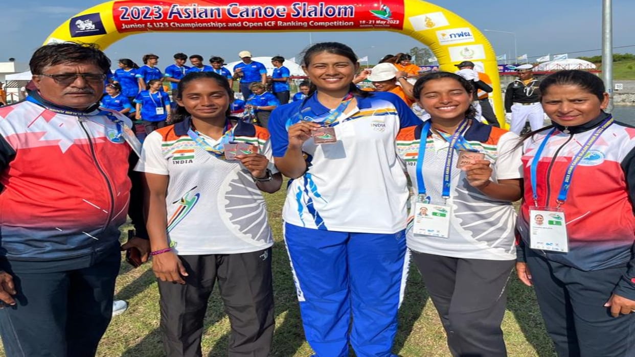 MP News Maheshwar daughters hoist tricolor in Thailand won four medals in Asian Canoe Salalam