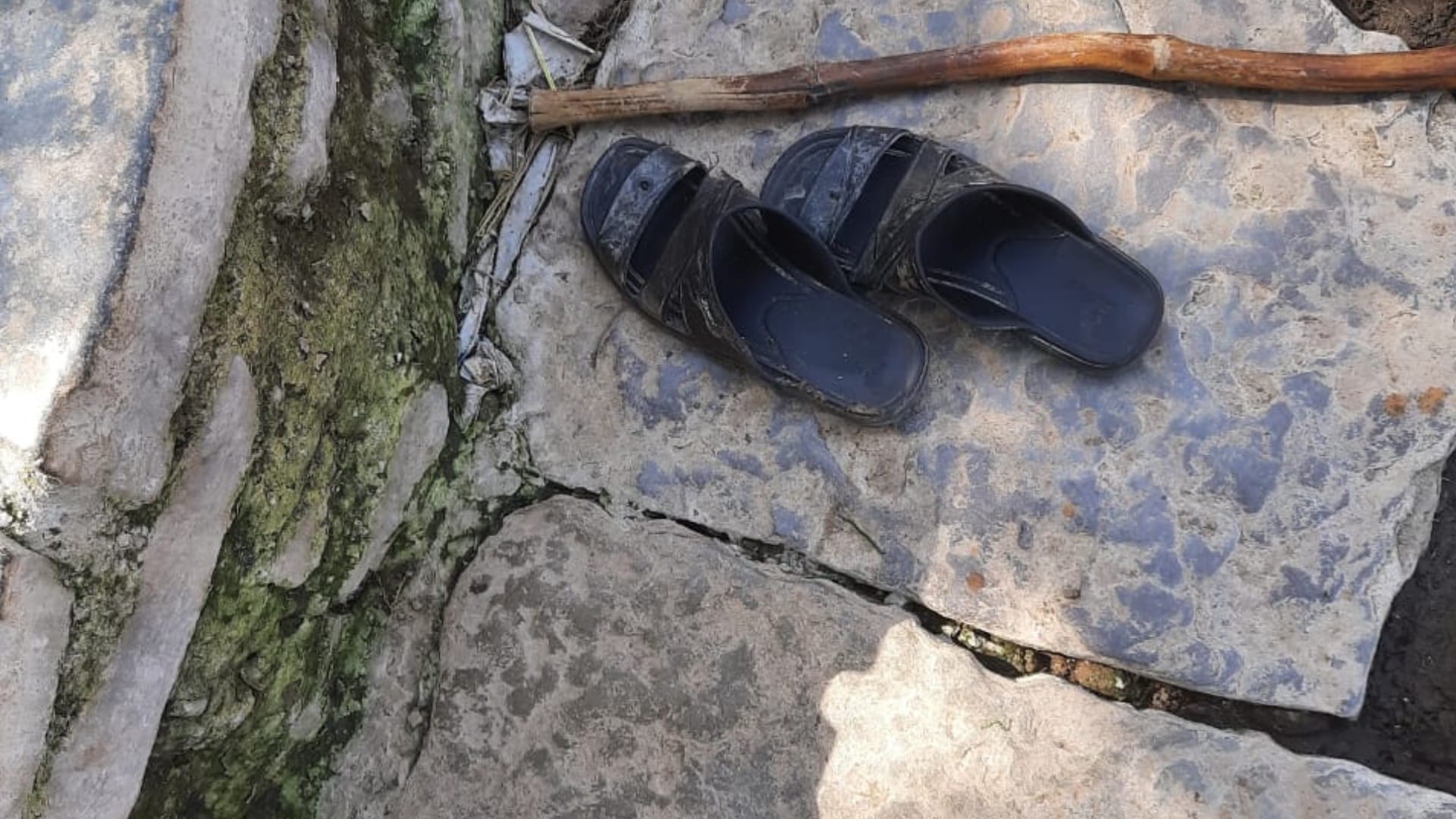 कुएं के पास पड़ी मिली चप्पलें।