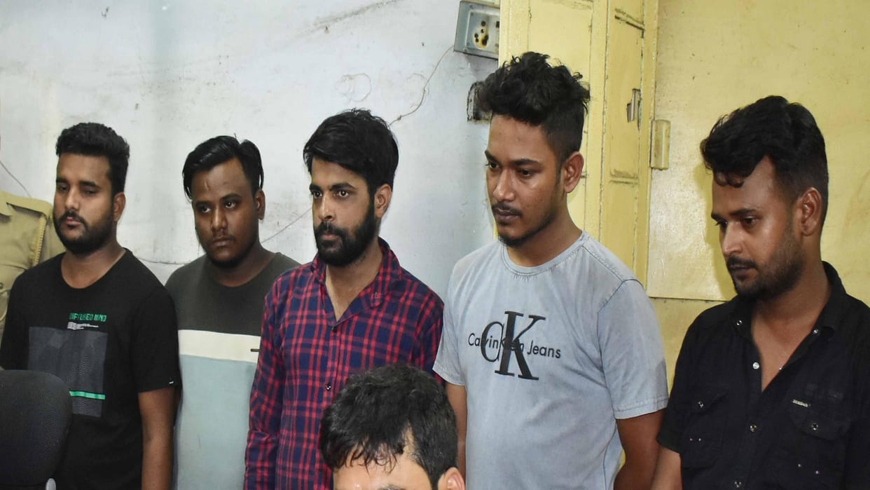 Fraud of crores online by becoming treasury officer, five arrested, two policemen were also cheated