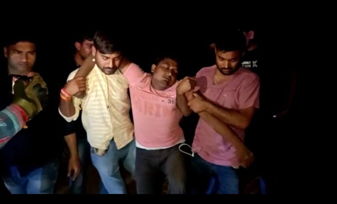 Encounter between police and miscreants in Auraiya, two arrested with reward of 20 thousand, more than a dozen