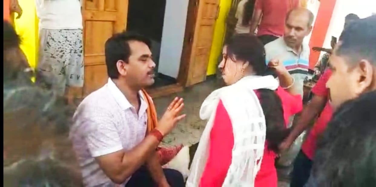 Leader of ruling RJD in Bihar was beaten up in the temple, woman thrashed by holding his collar in rjd satta