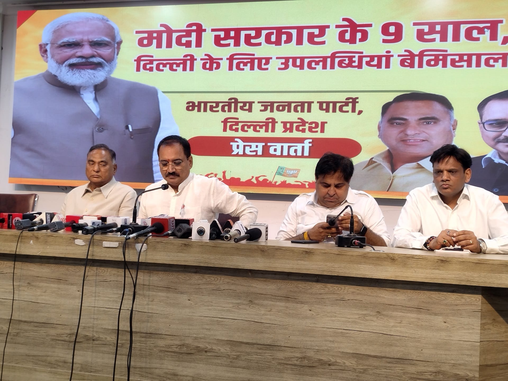 मोदी सरकार के नौ वर्ष पूरे होने पर प्रेस कांफ्रेंस करते हुए दिल्ली भाजपा अध्यक्ष वीरेंद्र सचदेवा