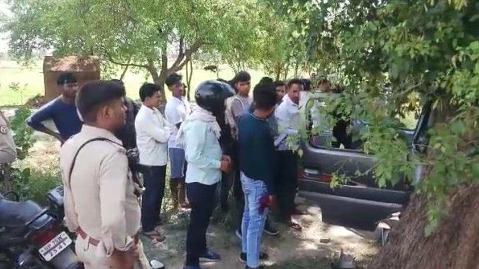 four people died while one is in critical condition due to Eco car collided with tree in Mathura