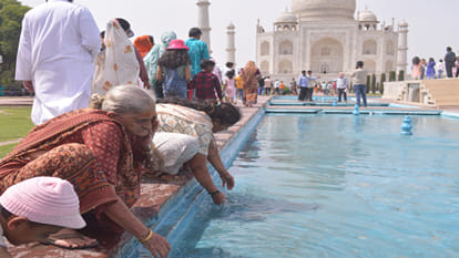 Tourists faced water shortage in Taj Mahal in Agra due to which health of many people deteriorated