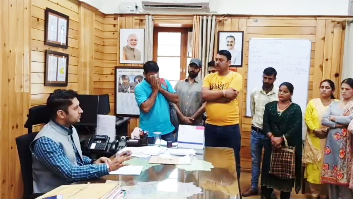 Student Parent breaks into tears requested DC Chamba for teaching staff in Primary school