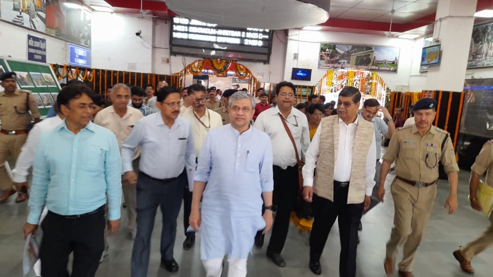 Delhi Dehradun Vande Bharat Express welcomed with flowers from Bhopal Railway Minister reached doon