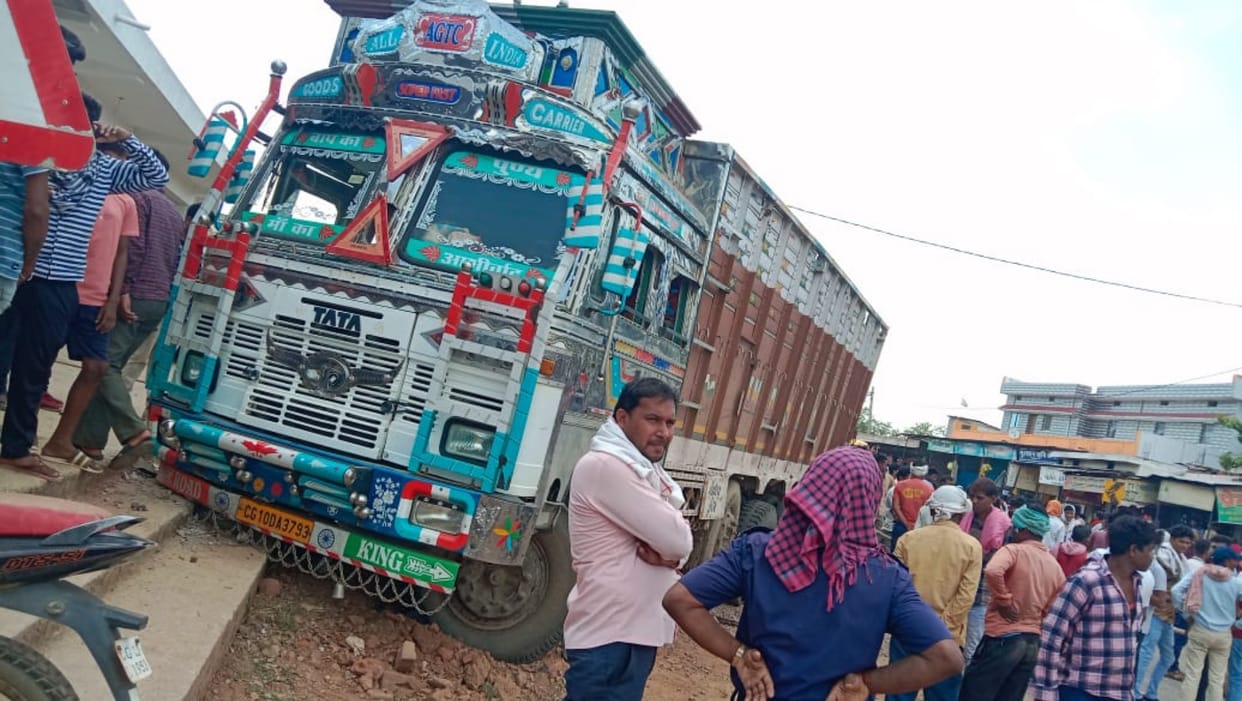 two friends riding bike died in truck collision in bilaspur