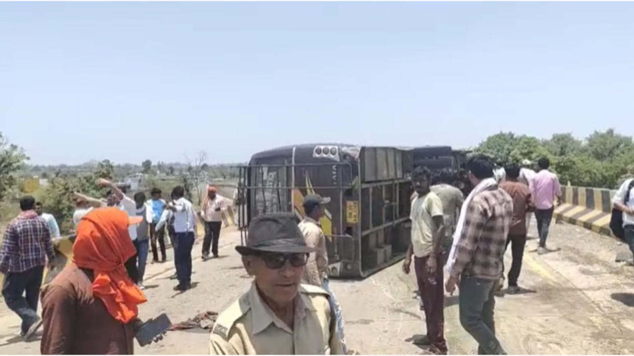 Umaria News: A bus full of villagers going to the Chief Minister's program overturned many people were injured