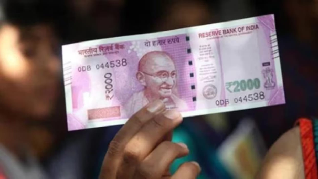 Satna News: Crowd gathered in banks on the first day to exchange two thousand notes, people also reached kiosk