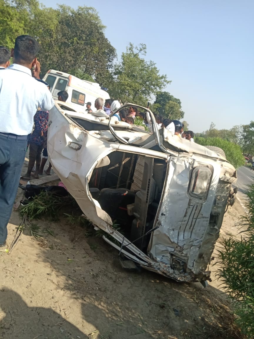 Sitapur News: Van overturned after colliding with divider, three killed including mother-in-law and son-in-law