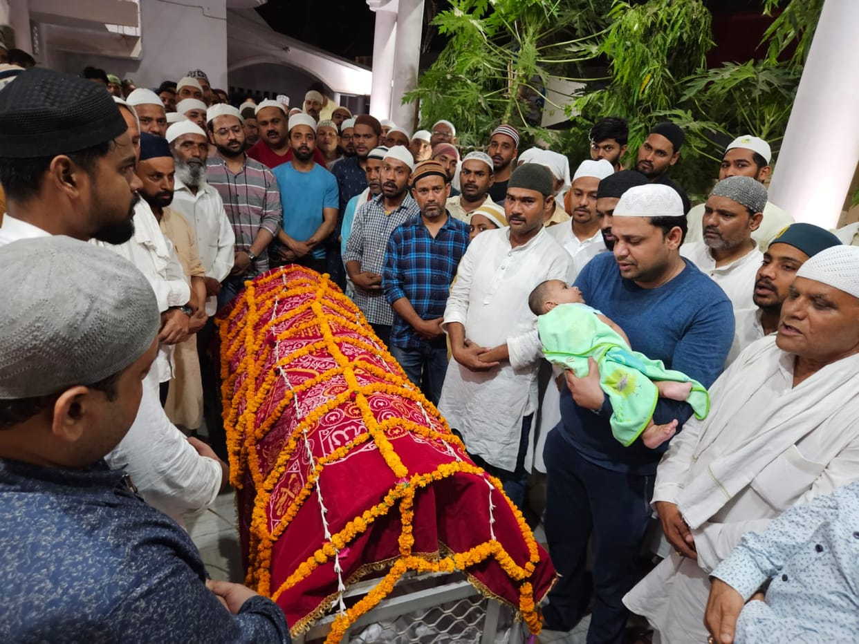 Sonebhadra: Four-month-old gave shoulder to mother's funeral, people were shocked to see the scene