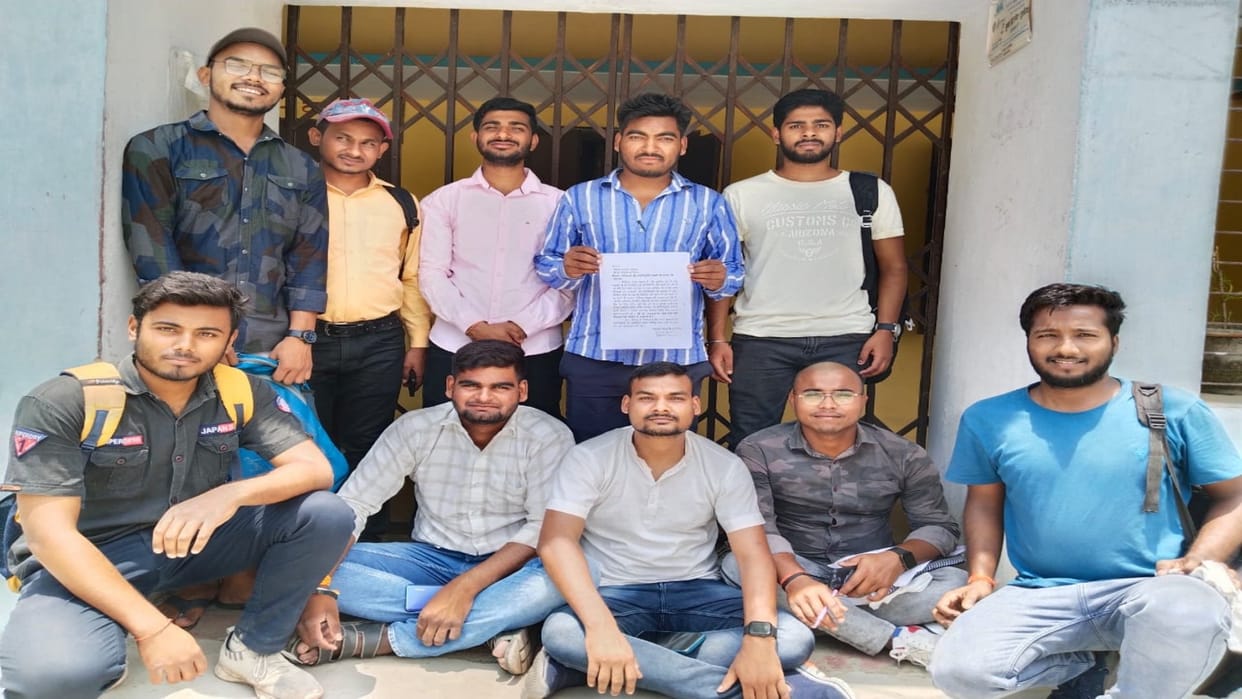Students lock down at Kosi College in Khagaria; Says that there are no teachers