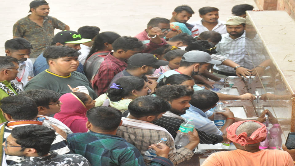 Tourists faced water shortage in Taj Mahal in Agra due to which health of many people deteriorated