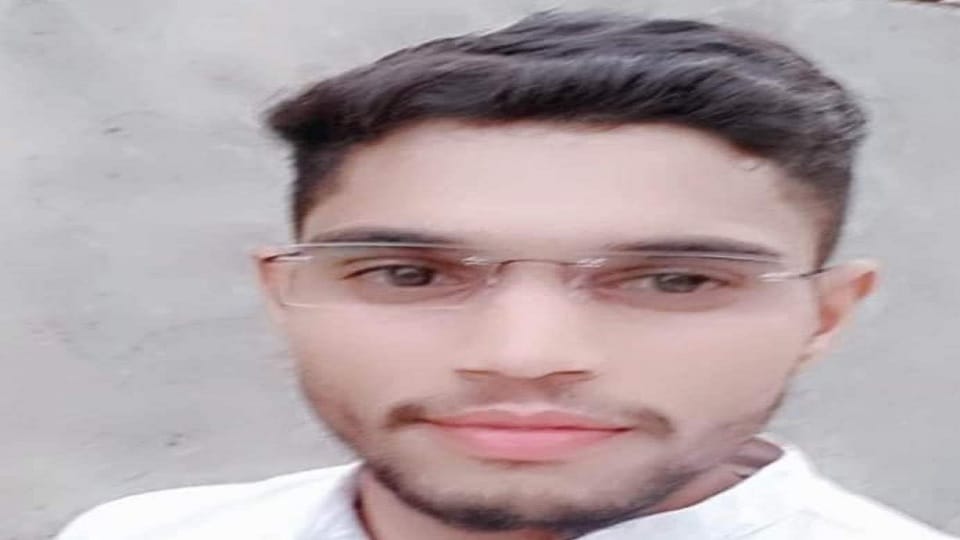 Passed UPSC by working as laborer with father, cracked exam in first attempt by self-study