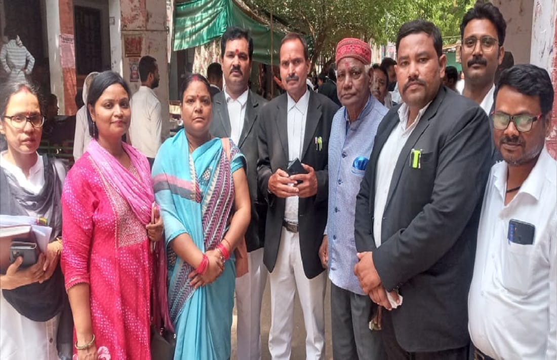 ज्ञानवापी मामले की सुनवाई के बाद हिंदू पक्ष के अधिवक्ता, वादिनी व पैरोकार