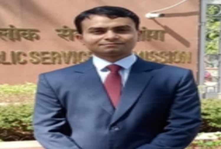 Laborers son passed UPSC exam, 819th rank